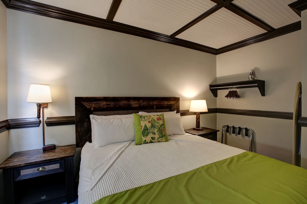 Caliente Tropics Hotel 5/34