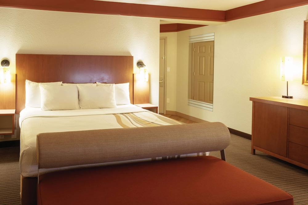 La Quinta Inn & Suites by Wyndham Atlanta Ballpark/Galleria 20/64