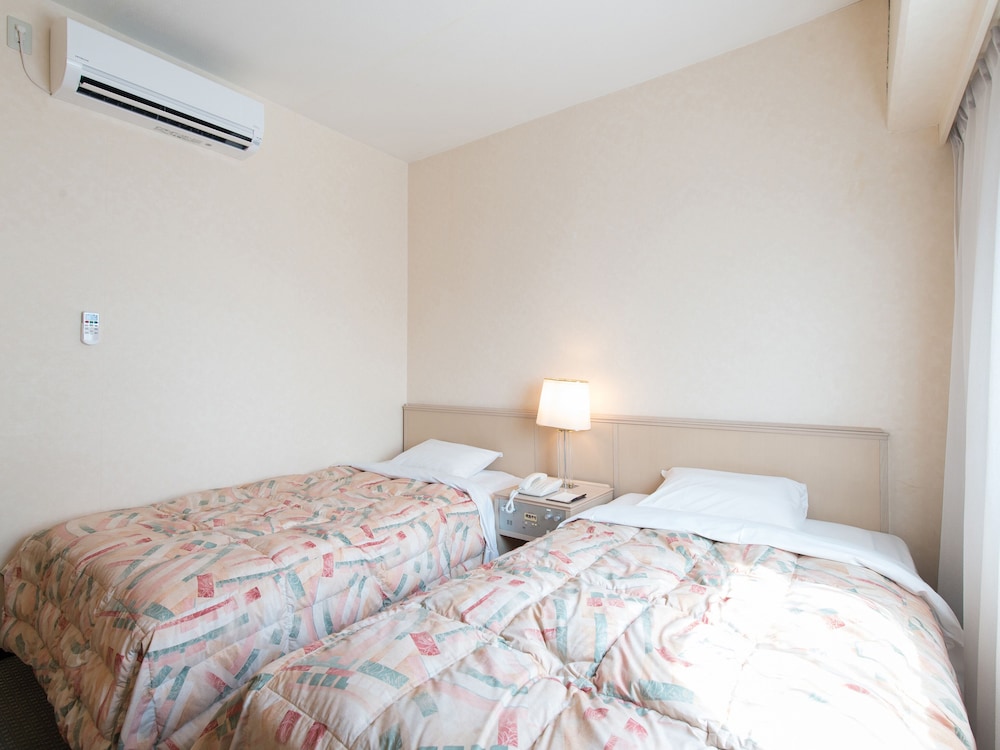 ROOM, TWIN BEDS