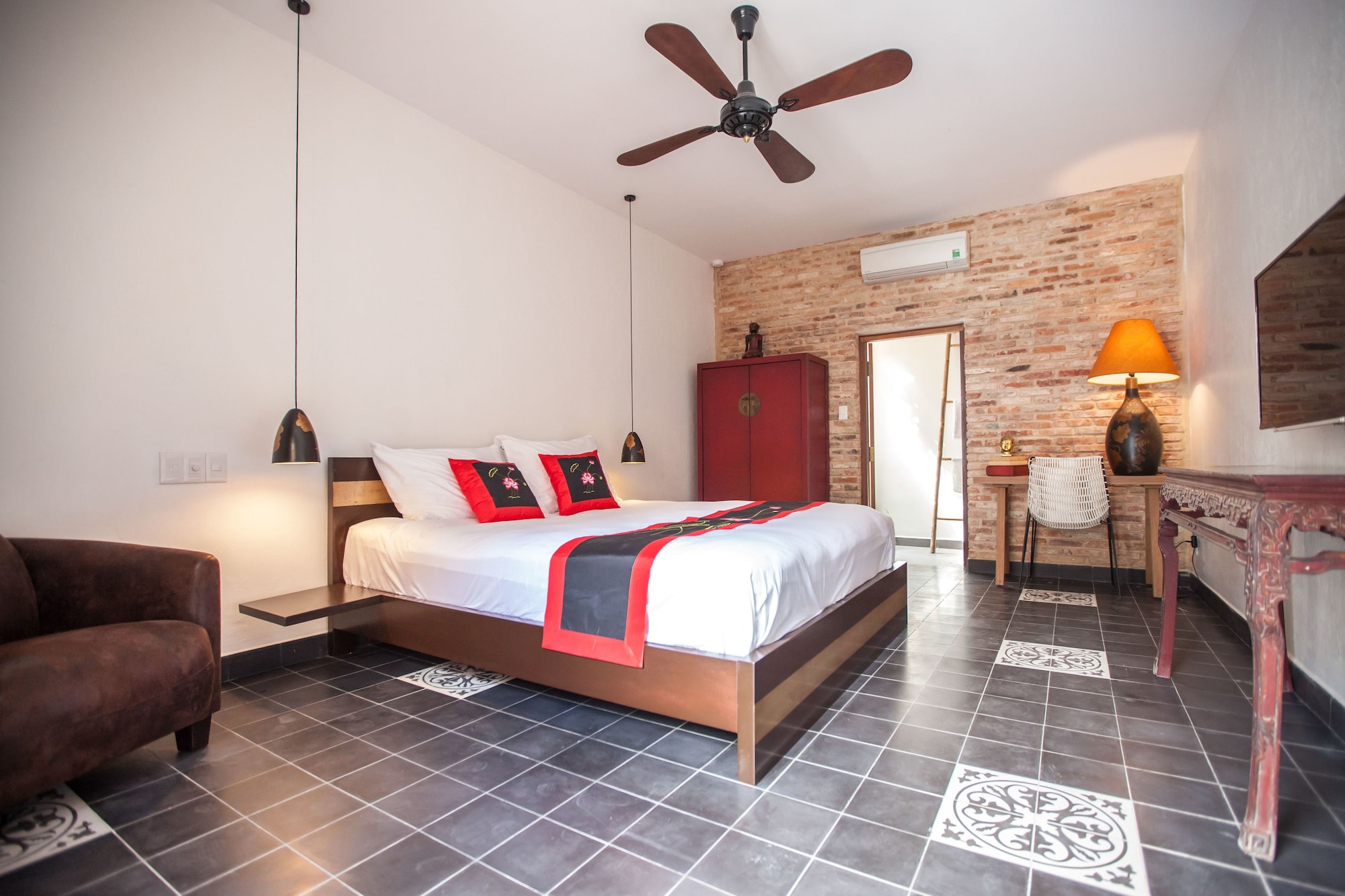 DELUXE, KING BED, POOL VIEW