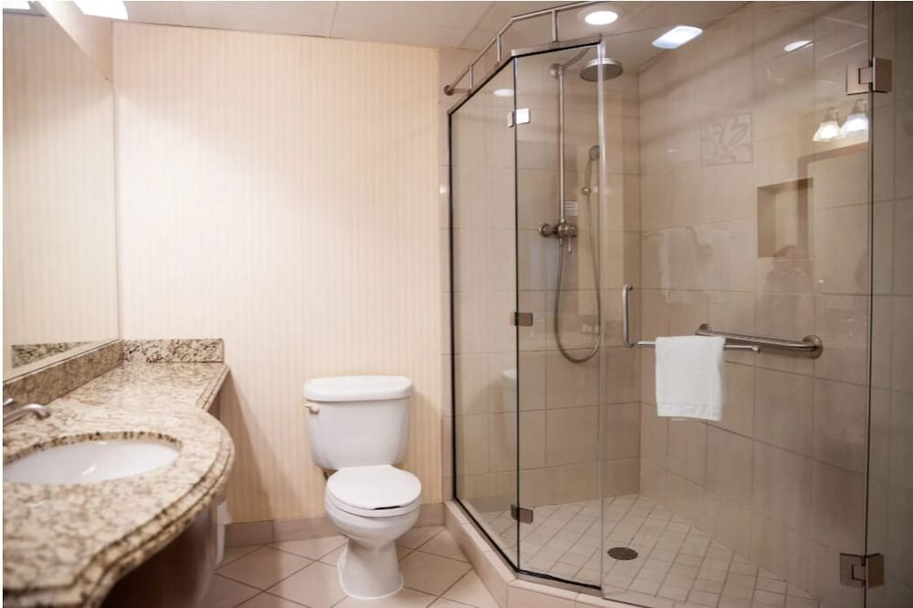 جناح جونيور بسرير كينج، The Blennerhassett Hotel 3/4