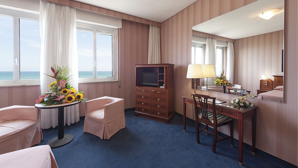 Esplanade Hotel 47/60