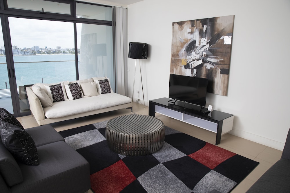 English Point Marina Hotel 42/68