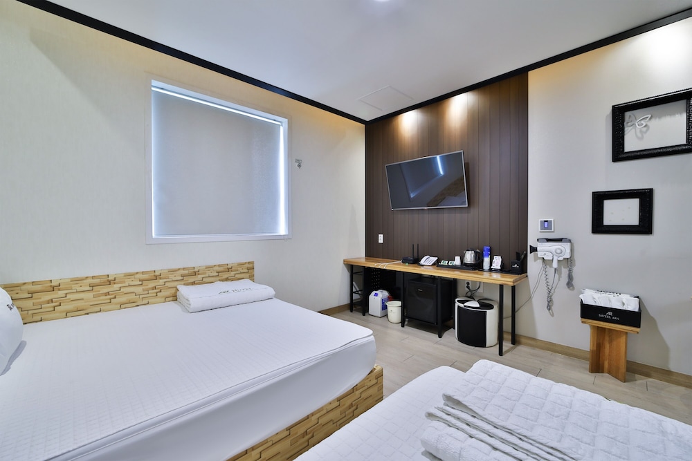 FAMILY, TWIN BEDS