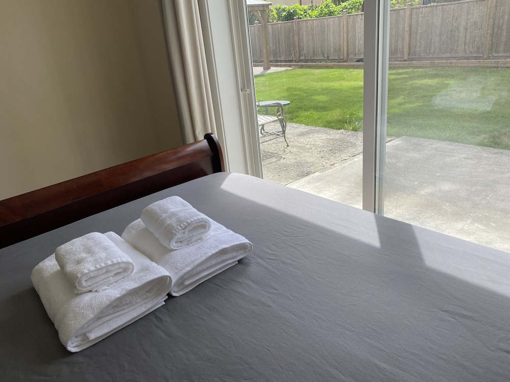 YVR Vickies Bed and Breakfast 22/57