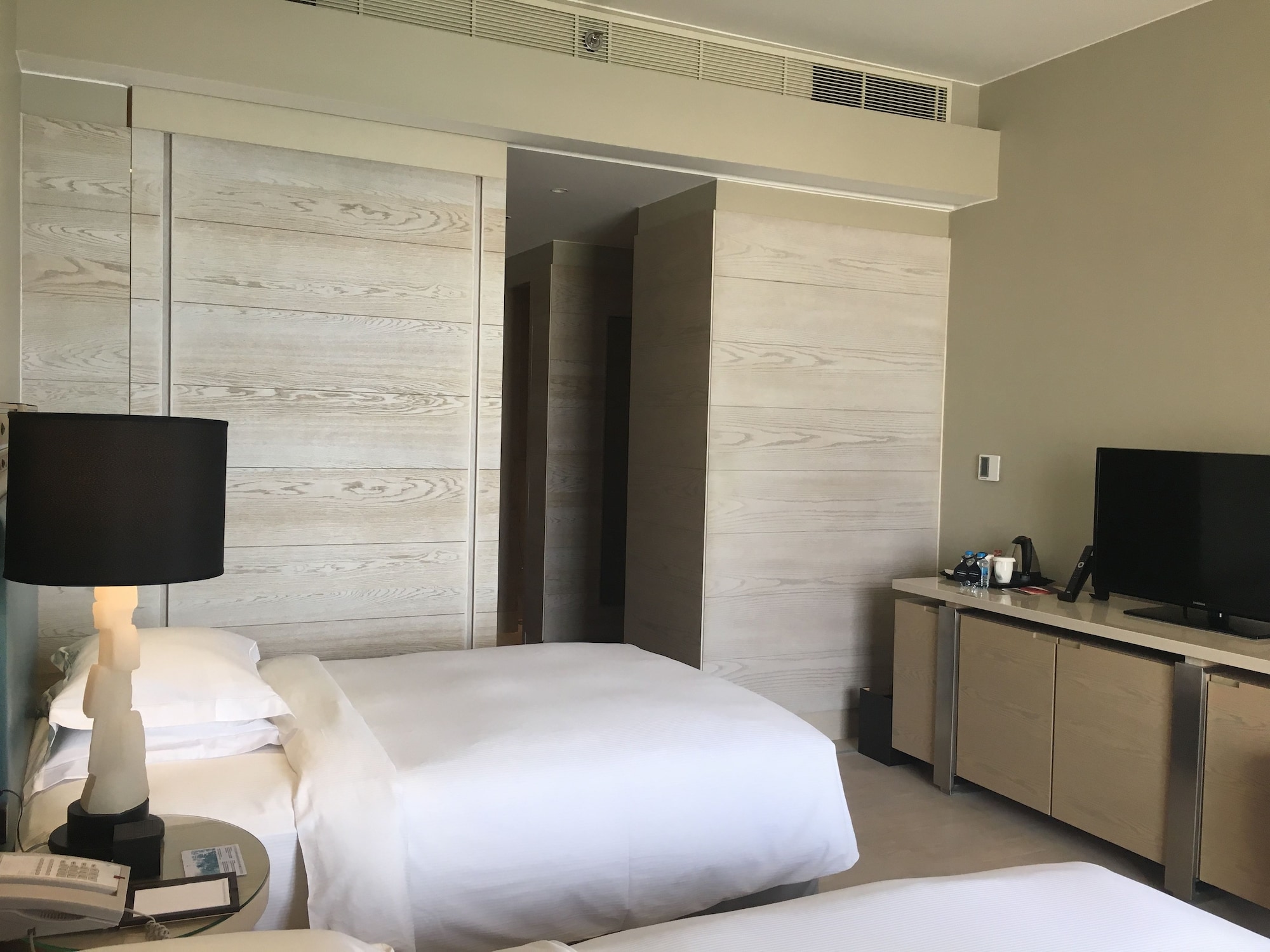 غرفة بسرير كينج بإطلالة على البحر، Hilton Dead Sea Resort and Spa 4/6