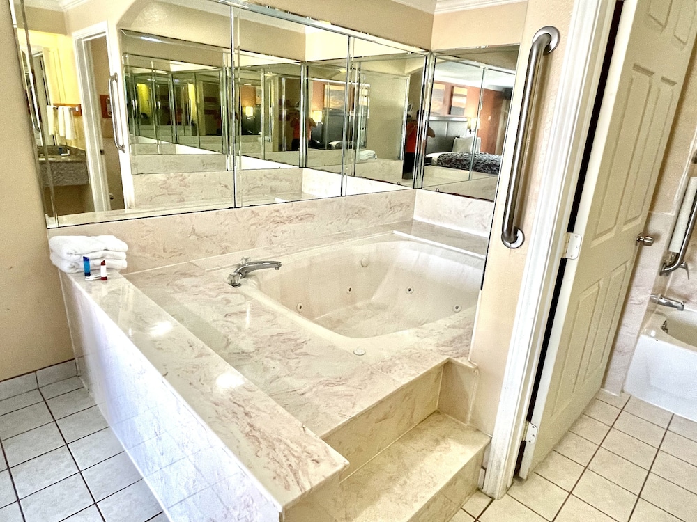 Luxury Inn & Suites Liberty 65/65