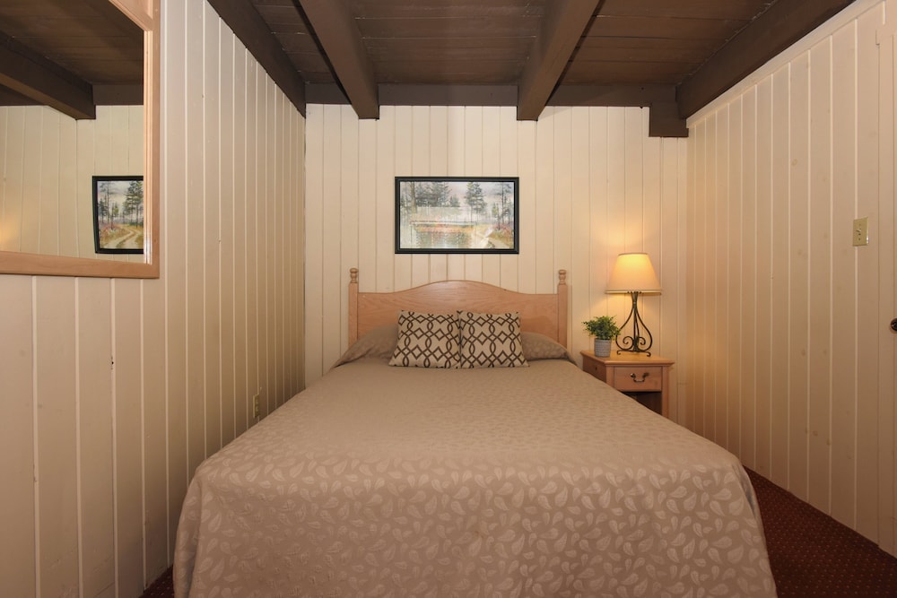 3 Bedrooms, Lily Pad, Chalet, Twin Beds, 4 Queen Beds