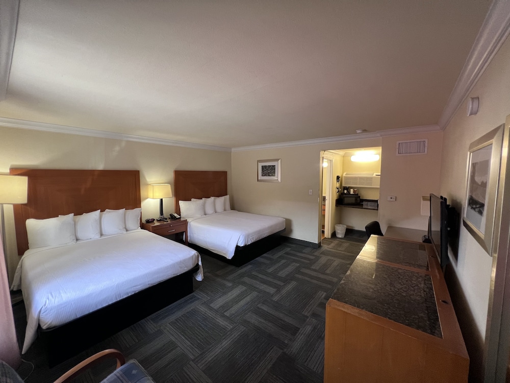 STANDARD, 2 QUEEN BEDS