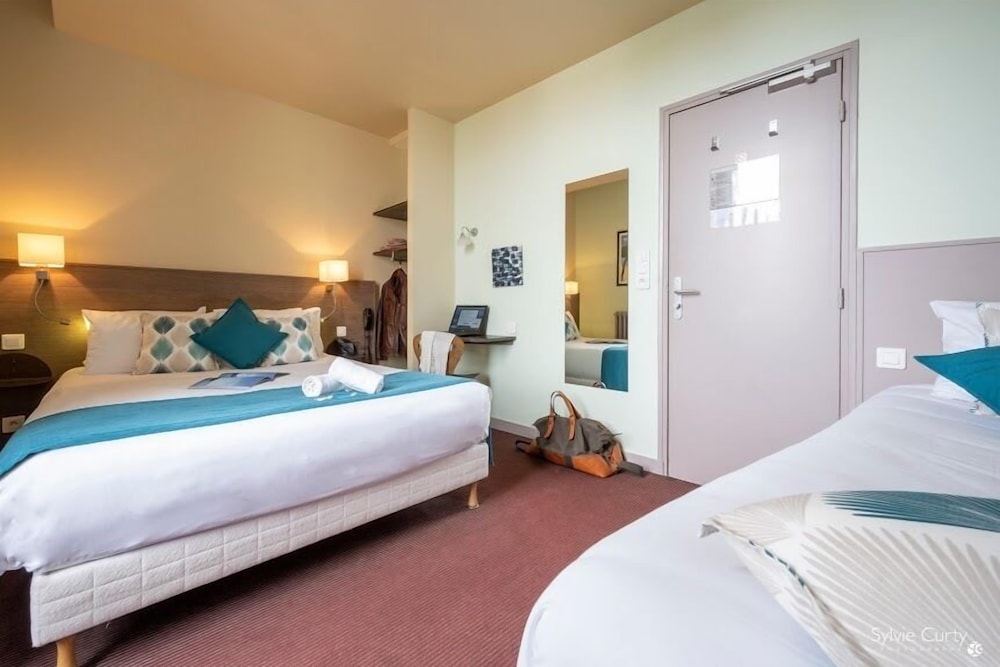 ROOM, TRIPLE, 1 DOUBLE AND 1 SINGLE BED