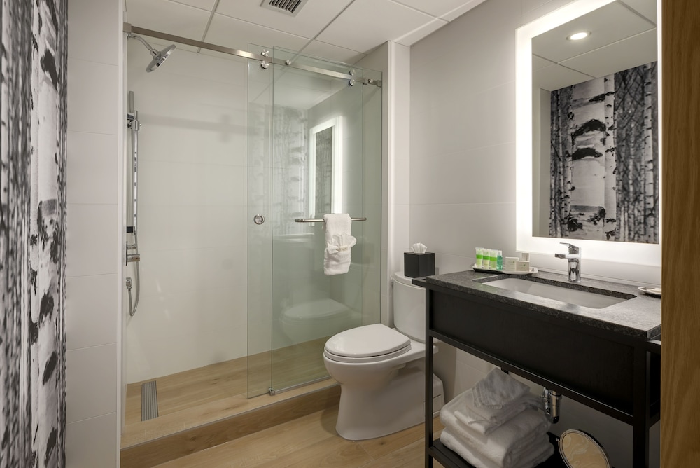 Peaks Hotel & Suites 48/50