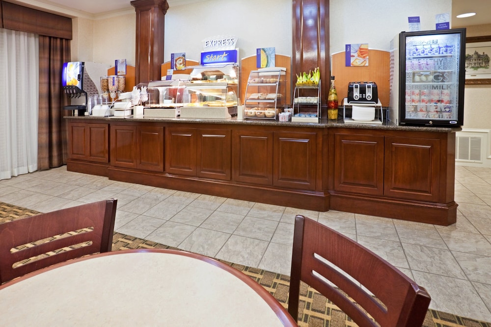 Holiday Inn Express Hotel Suites Waxahachie 59/74