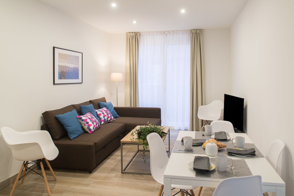 APARTAMENTOS CAMPO DEL PRINCIPE 15/25