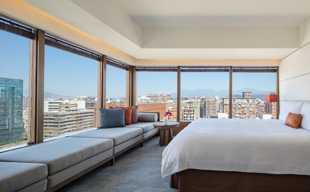 SUITE, KING BED, CORNER