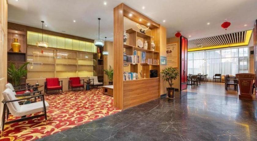 Metropolo Jinjiang Hotel ((Shangri-La Songzanlin Temple) 13/60