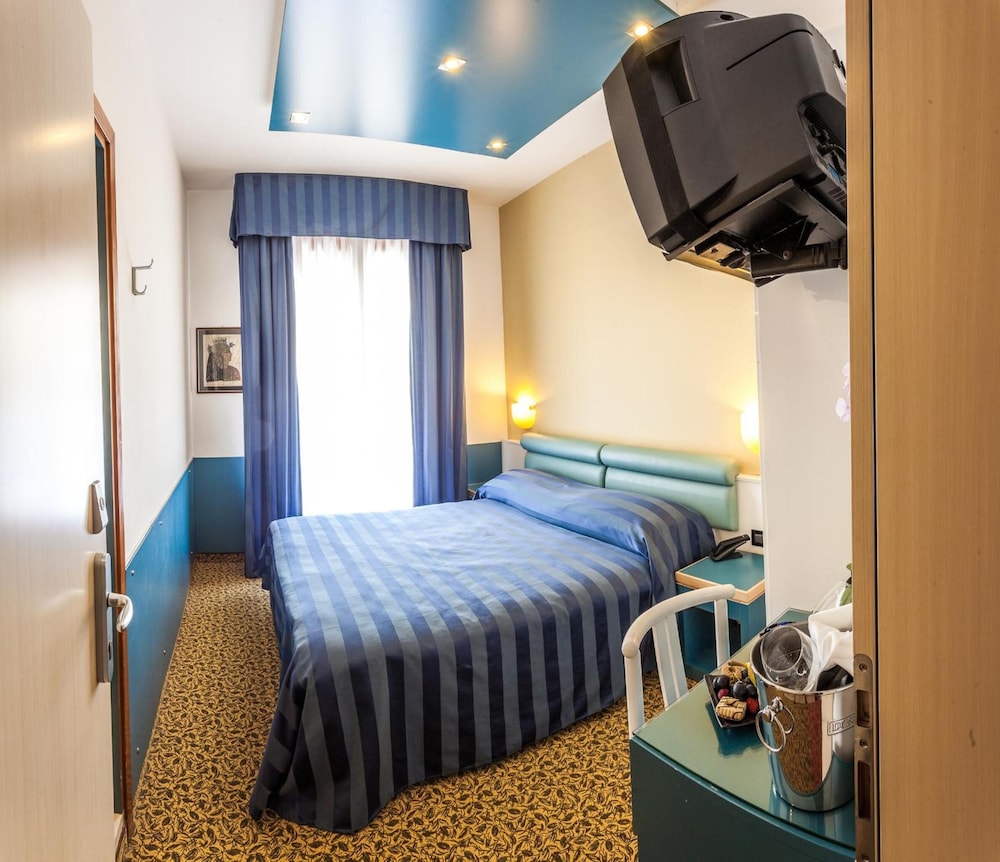 Christian Hotel 9/33