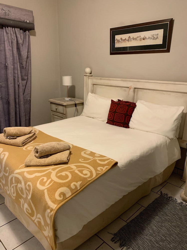 ROOM, QUEEN BED