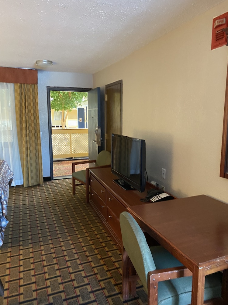 Travelodge by Wyndham Indianapolis Speedway 38/50