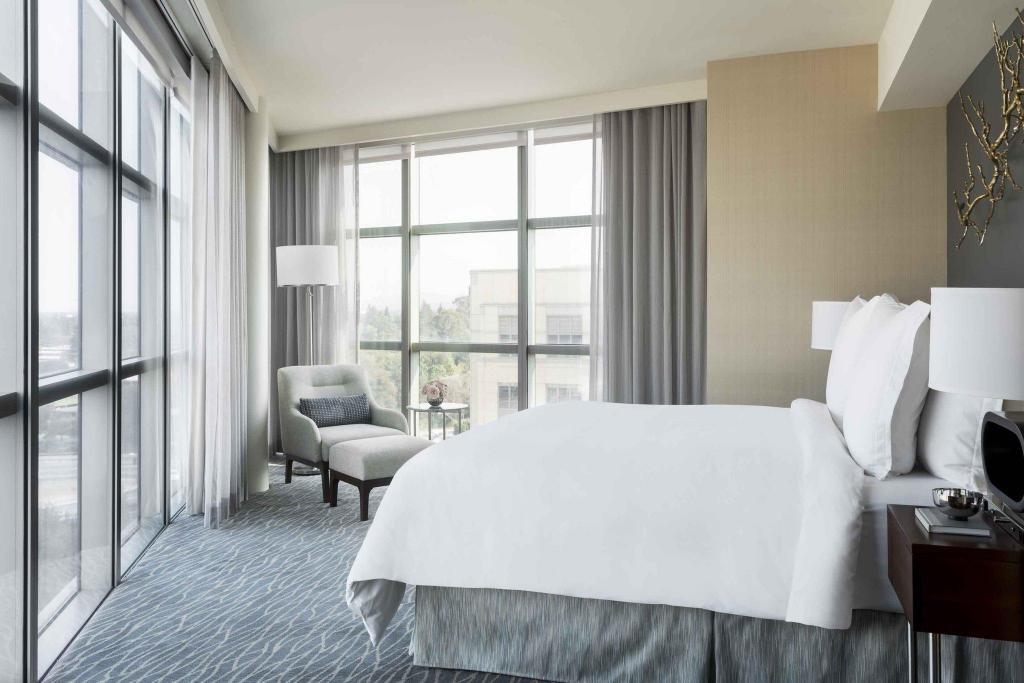 Four Seasons, Executive, Suite, King Bed