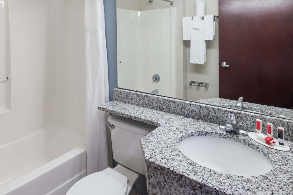 Microtel Inn & Suites by Wyndham Greenville / Woodruff Rd 14/28