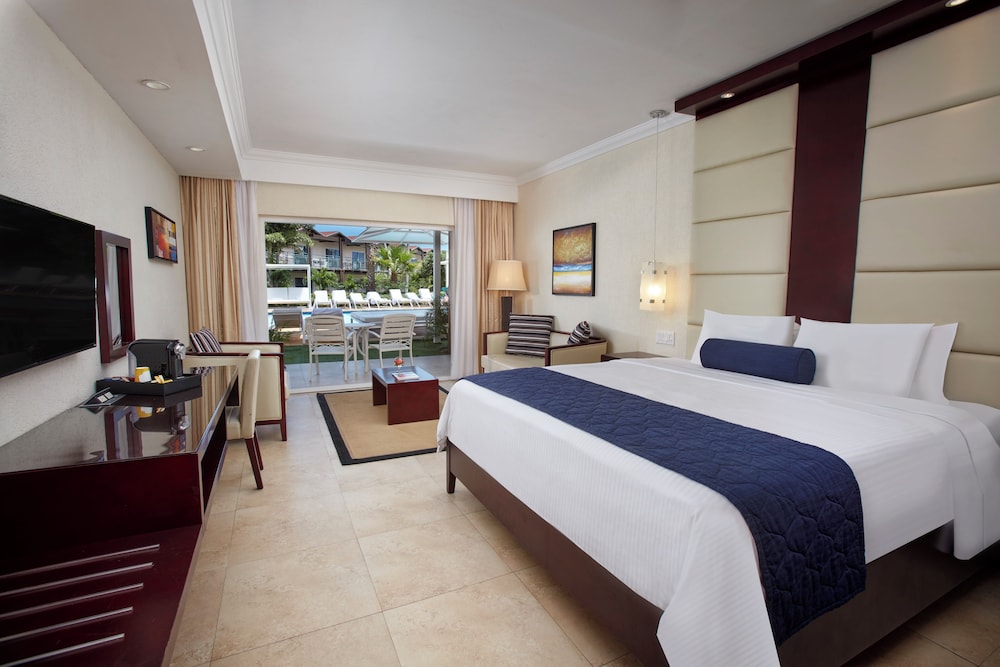 STANDARD, KING BED, POOL VIEW