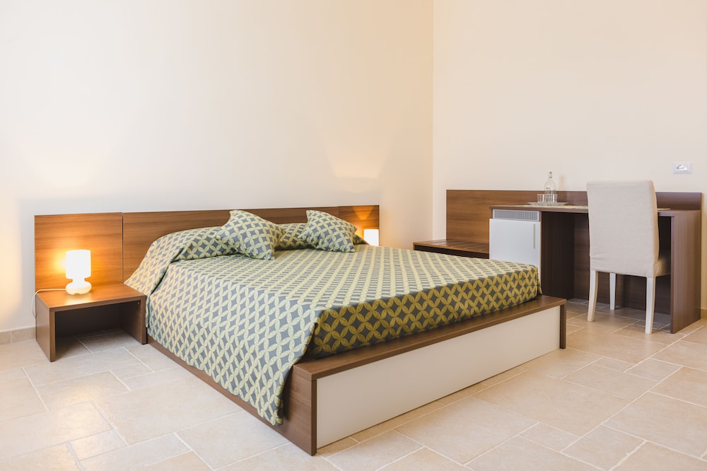 ROOM, DOUBLE BED