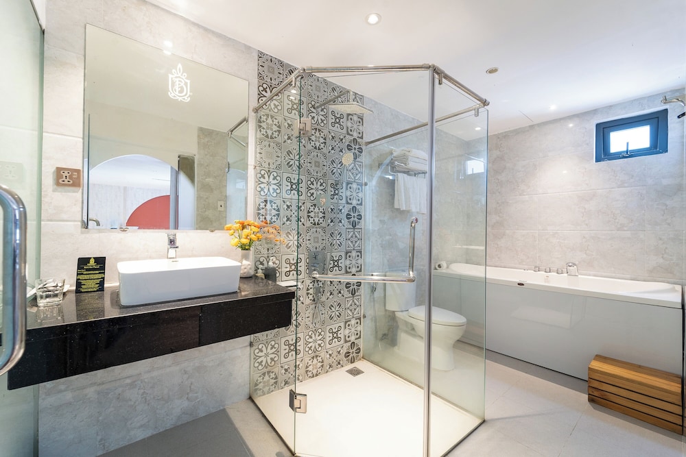 FAMILY, CITY VIEW, BATHTUB