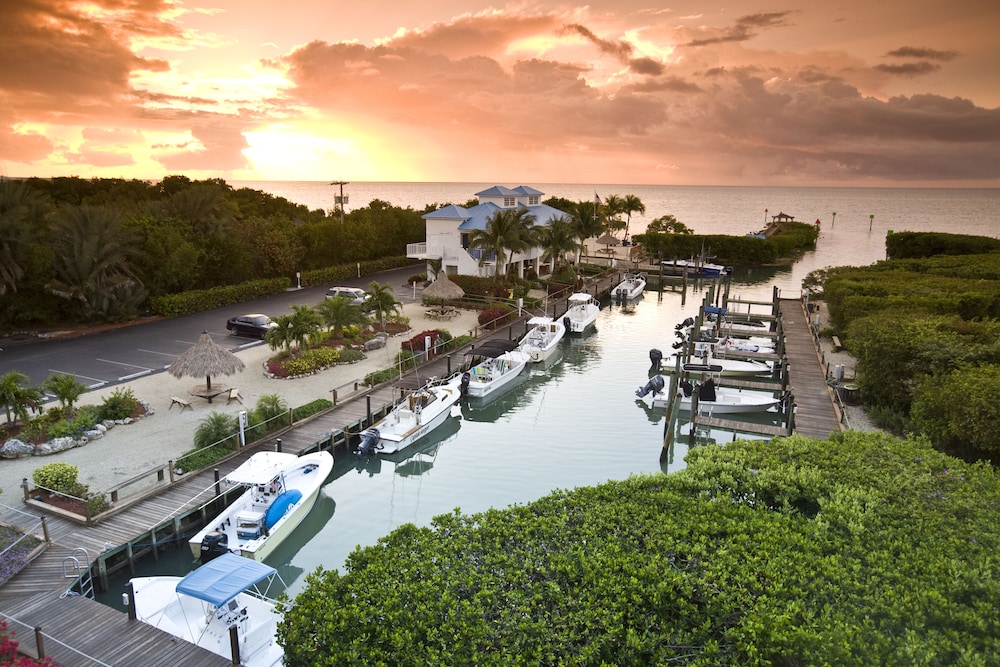 Ocean Pointe Suites Hotel 23/38