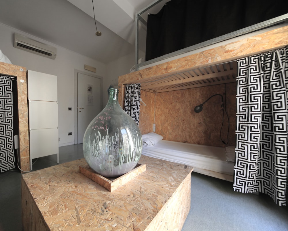 MIXED DORM, SHARED BATHROOM