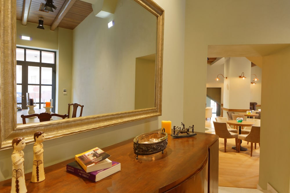 Ionia Suites 19/40