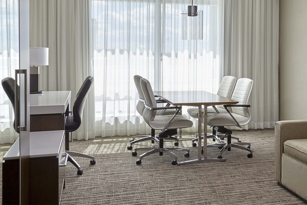 CALGARY AIRPORT MARRIOTT IN-TERMINAL HOTEL 32/33