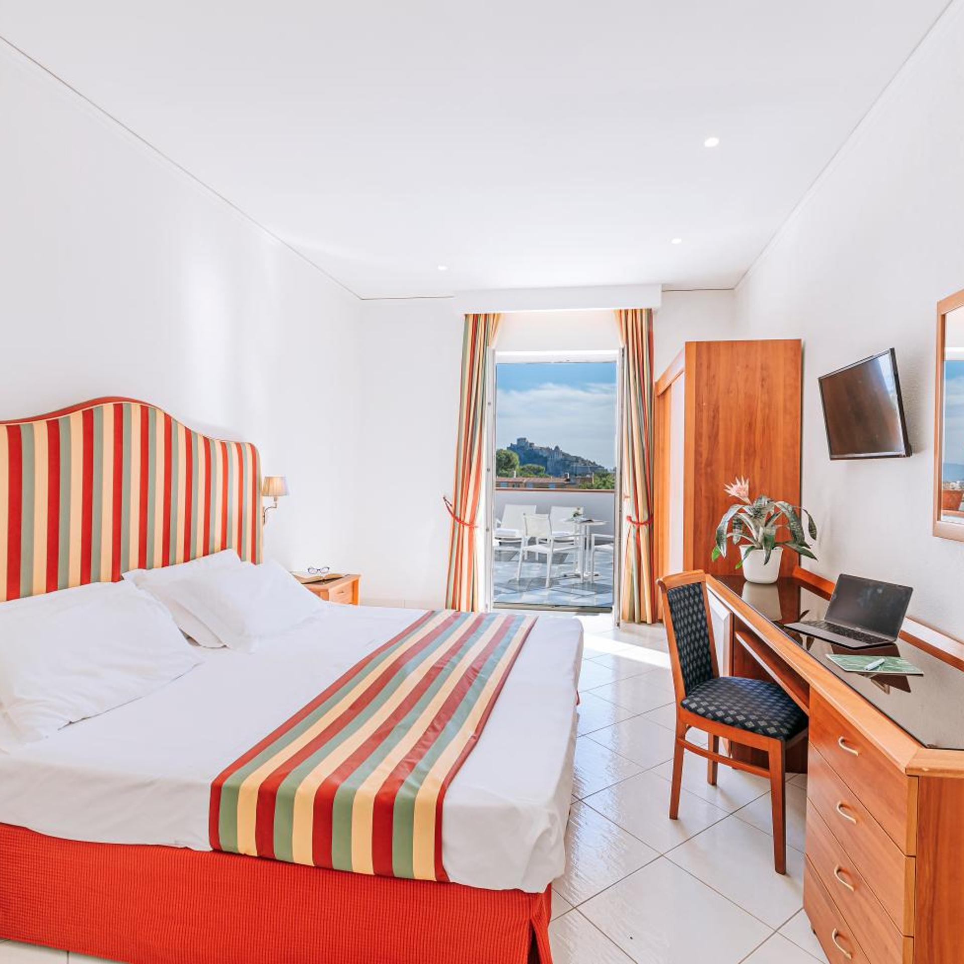 Deluxe, Double Bed, Lateral Side Sea View