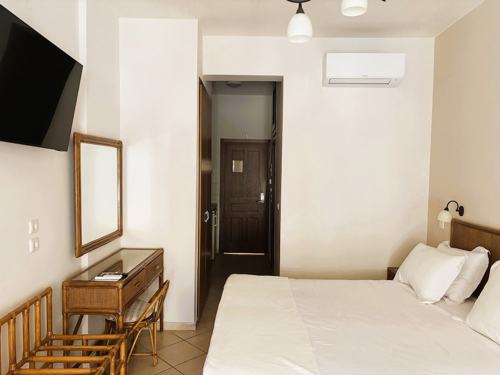 Paralio Hotel 10/50