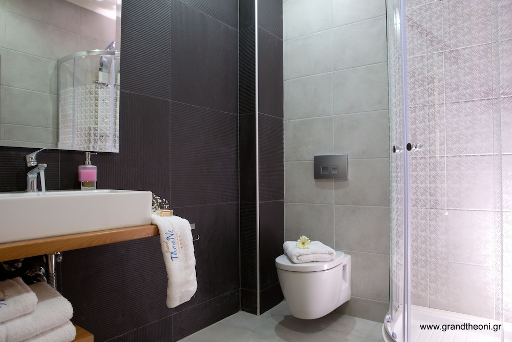 غرفة ثلاثية بسرير مزدوج مع أريكة، Grand Theoni Hotel Suites And Spa 3/6