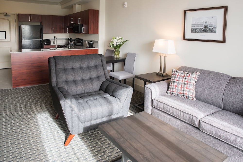 Chateau Nova Yellowknife 29/49