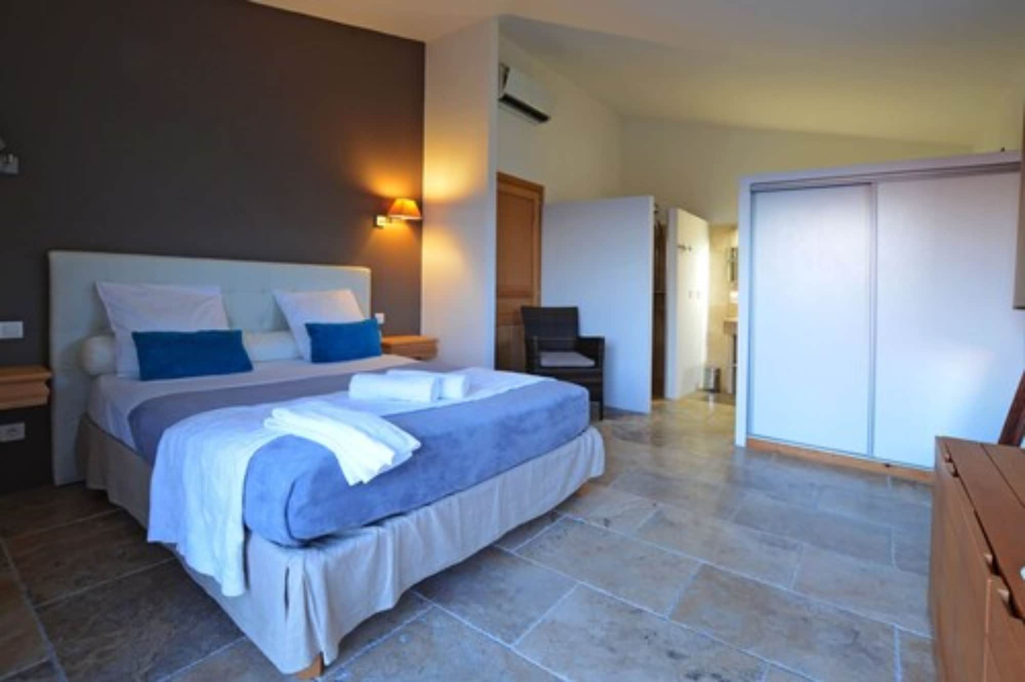 Luxury, Queen Bed, Résidence Bianca Casa 2/3