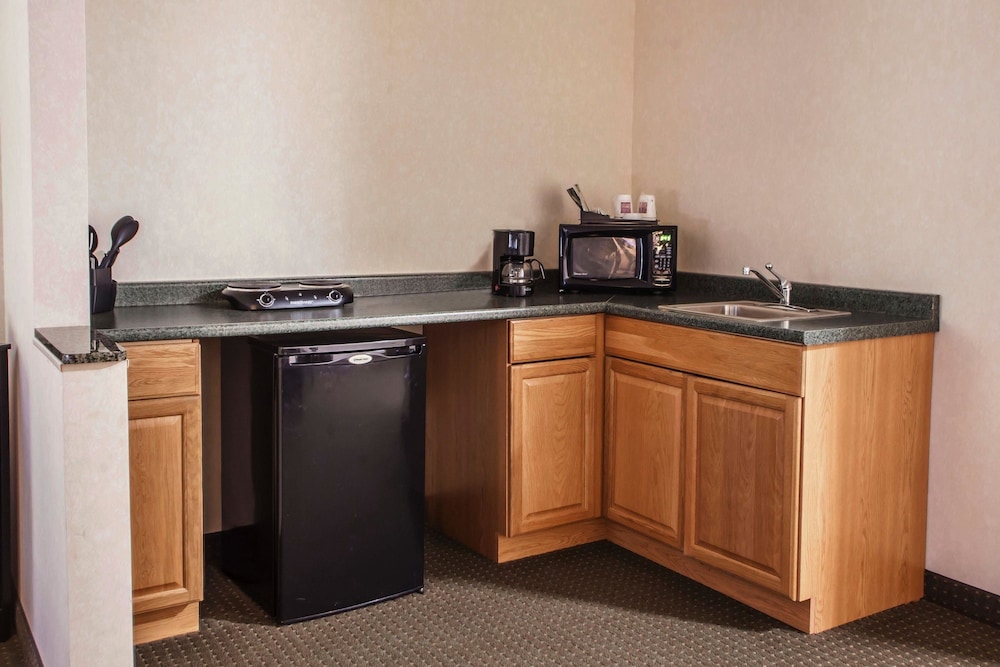 Comfort Suites Elgin Northwest 9/48