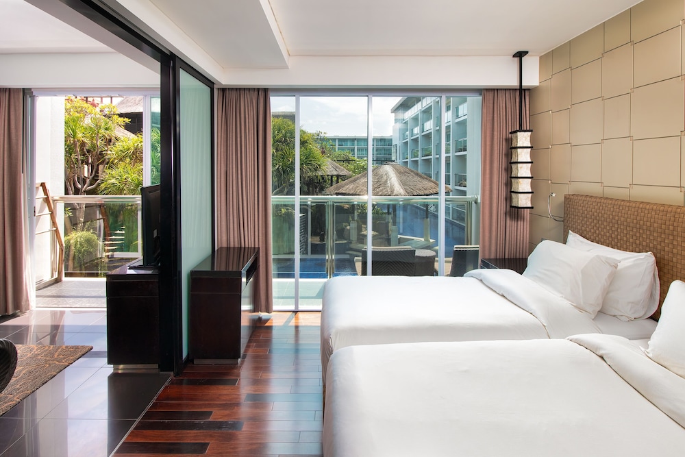 DELUXE, SUITE, POOL VIEW