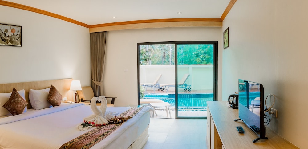 Airport Beach Hotel Phuket 10/41