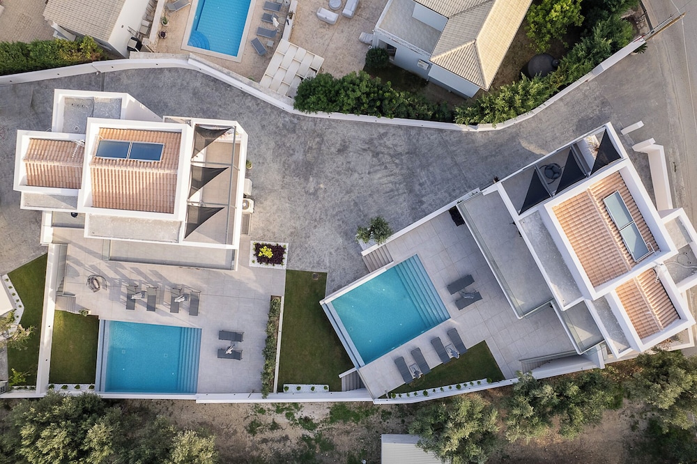 Kymothoe Elite Suites 76/97