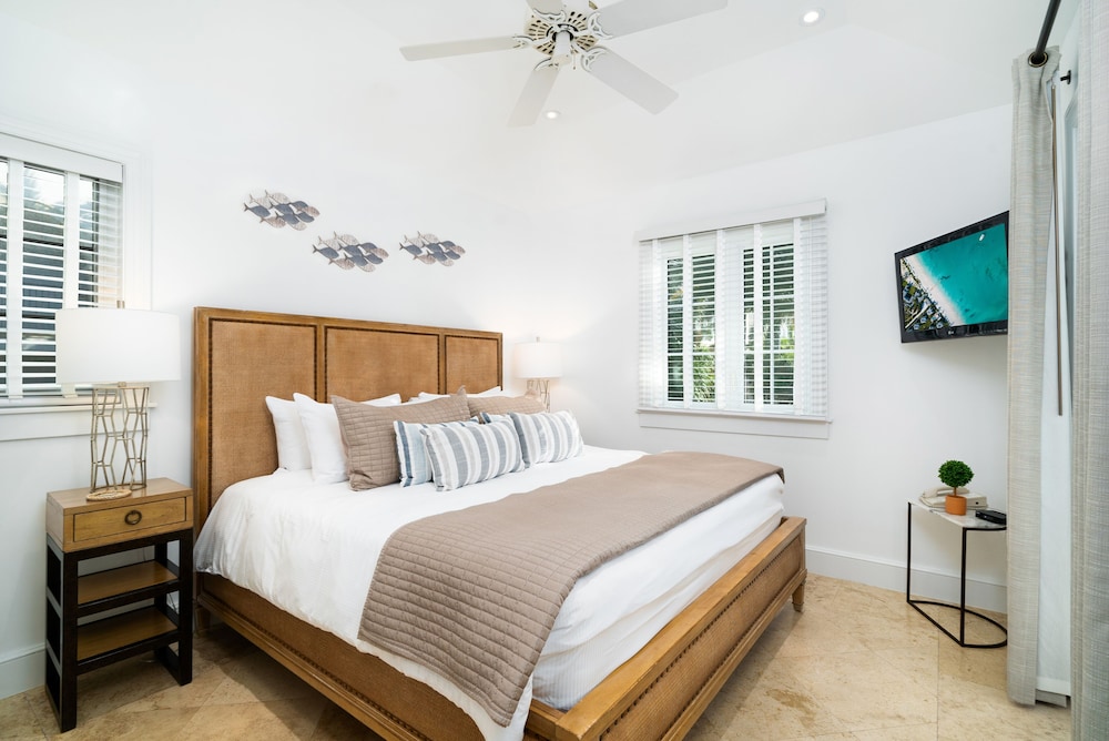 1 BEDROOM, SUITE, POOL VIEW