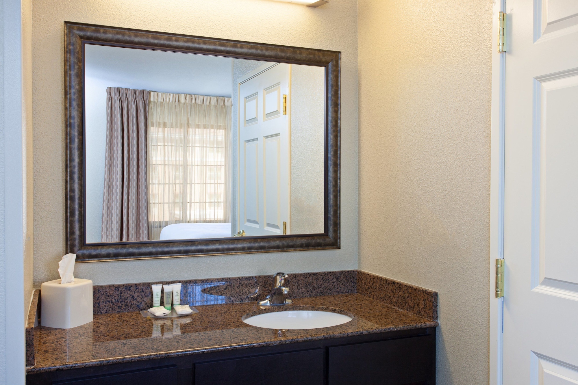 جناح بسريرين كوين بغرفتي نوم مع أريكة بمطبخ لذوي الإعاقة، Staybridge Suites Fairfield Napa Valley Area 5/5