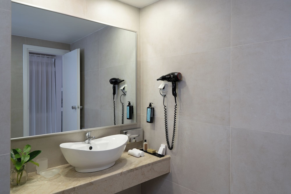 غرفة كلاسيكية بسرير كينج بإطلالة على الفناء بغرفة نوم واحدة، Aressana Spa Hotel and Suites 10/10