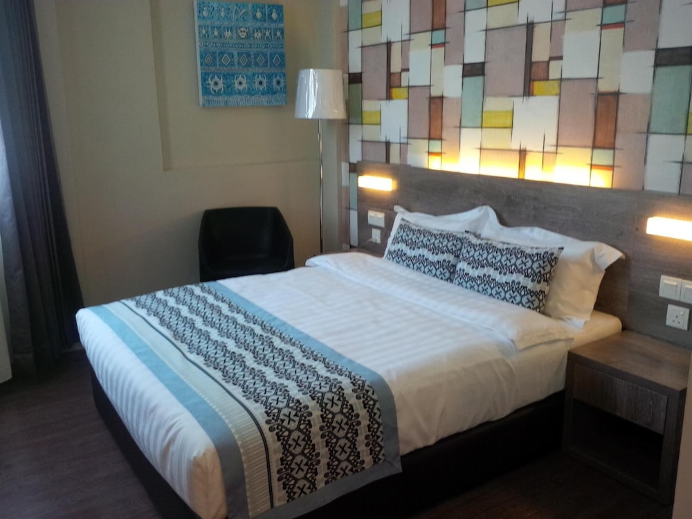 SUPERIOR, QUEEN BED, CITY VIEW