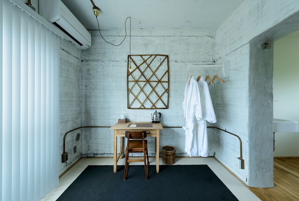 ROOM, TWIN BEDS