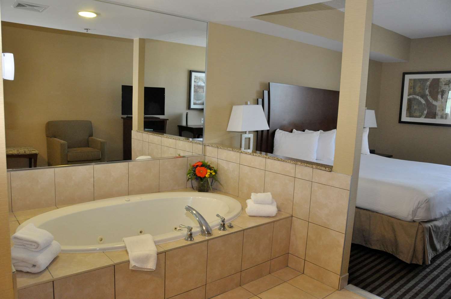 Tower, Suite, King Bed, Jetted Tub، Best Western Plus Barrie 3/3