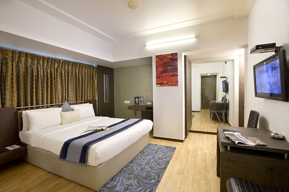 Oyo Premium 091 Vile Parle East 15/50