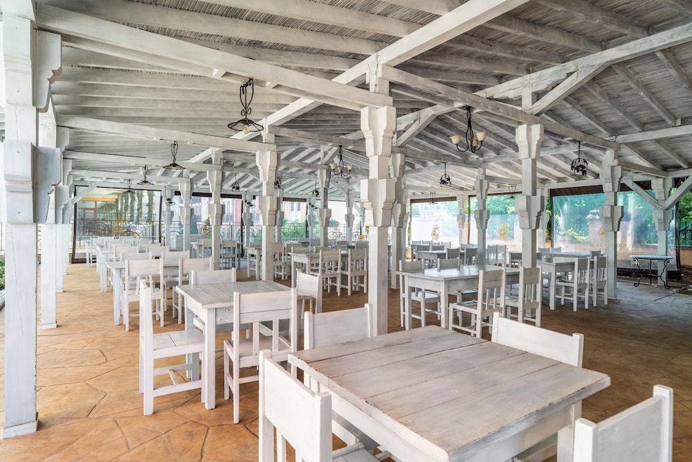 restaurant cafeteria
