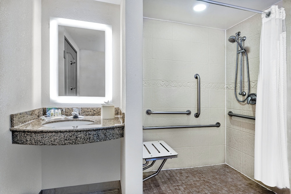 Holiday Inn Hotel & Suites College Station-Aggieland 68/69