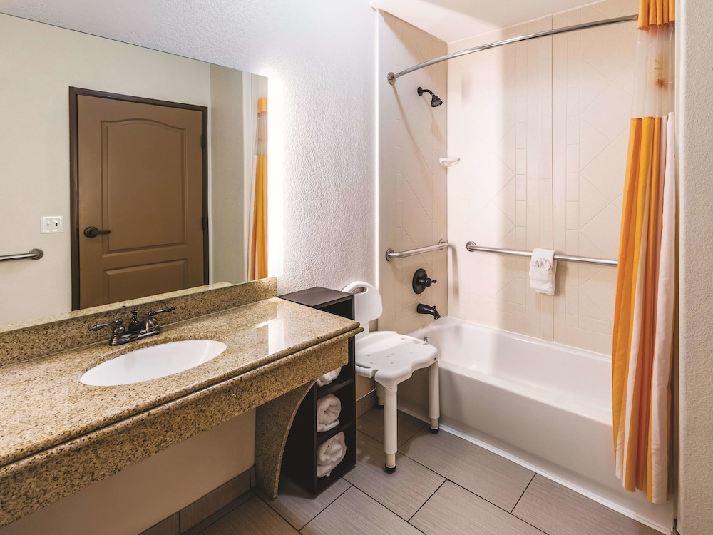 La Quinta Inn & Suites by Wyndham Dallas Grand Prairie South 20/44